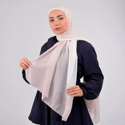 Hijab imprimé en crêpe Belle et Voilée by Nisreen, avec des nuances douces beige et de blanc inspiré du désert, alliant élégance, finesse et qualité exceptionnelle. Fabrication syrienne. Dimensions : 65 x 180 cm