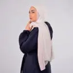 Hijab imprimé en crêpe Belle et Voilée by Nisreen, avec des nuances douces beige et de blanc inspiré du désert, alliant élégance, finesse et qualité exceptionnelle. Fabrication syrienne. Dimensions : 65 x 180 cm