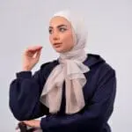 Hijab imprimé en crêpe Belle et Voilée by Nisreen, avec des nuances douces beige et de blanc inspiré du désert, alliant élégance, finesse et qualité exceptionnelle. Fabrication syrienne. Dimensions : 65 x 180 cm