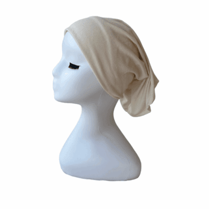 Sous-hijab tube large en coton beige porté sur mannequin