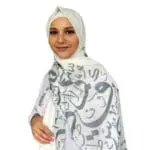 Hijab imprimé en crêpe avec lettres arabes en gris sur fond clair. Fabriqué en Syrie. Vendu par Belle et Voilée.