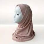 Hijab 2 pièces en lycra rose avec dentelle, élégant et confortable, idéal pour un maintien parfait et une touche raffinée. Vendu par Belle et Voilée. Fabrication syrienne.