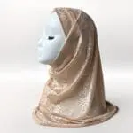 Hijab 2 Pièces en lycra nude doré avec dentelle, élégant et confortable, idéal pour un maintien parfait et une touche raffinée. Vendu par Belle et Voilée. Fabrication syrienne.