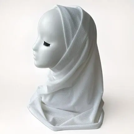 Hijab 2 pièces en lycra blanc cassé avec dentelle, élégant et confortable, idéal pour un maintien parfait et une touche raffinée. Vendu par Belle et Voilée. Fabrication syrienne.