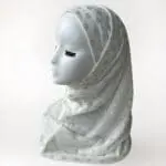 Hijab 2 pièces en lycra blanc avec dentelle et motifs cercles argentés, élégant et confortable, idéal pour un maintien parfait et une touche raffinée. Vendu par Belle et Voilée. Fabrication syrienne.