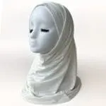 Hijab 2 pièces en lycra blanc cassé avec rayures, élégant et confortable, idéal pour un maintien parfait et une touche raffinée. Vendu par Belle et Voilée. Fabrication syrienne.
