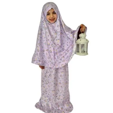 Tenue de prière enfant violette avec motifs floraux, de Belle et Voilée