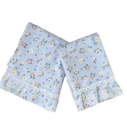 Tenue de prière femme bleue avec motifs florals colorés. De Belle et Voilée, fabriqué en Syrie.