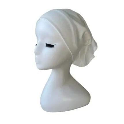 Sous-hijab tube large en coton blanc cassé porté sur mannequin