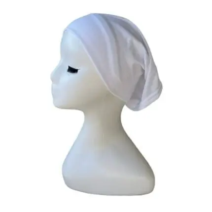 Sous-hijab tube large en coton blanc porté sur mannequin
