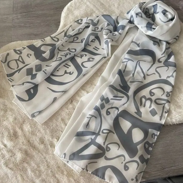 Hijab imprimé en Crêpe – Calligraphie Arabe Grise | Collection Mystères d'Orient – Image 2