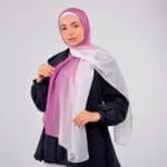 Hijab imprimé en crêpe Belle et Voilée by Nisreen, avec un dégradé rose inspiré des aurores boréales, léger, fluide et élégant, parfait pour un style raffiné. Fabrication syrienne. Dimensions : 65 x 180 cm
