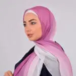 Hijab imprimé en crêpe - Ombre Rose (Collection Aurores Boréales) – Image 2