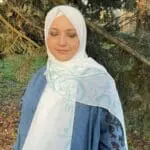Hijab imprimé en crêpe avec lettres arabes en vert clair sur fond blanc. Fabriqué en Syrie. Vendu par Belle et Voilée.
