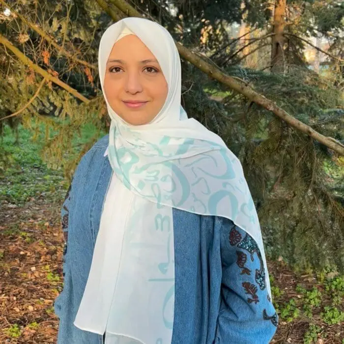 Hijab imprimé en Crêpe – Calligraphie Arabe Vert Clair | Collection Mystères d'Orient – Image 2