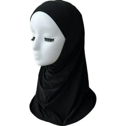 Hijab 2 pièces en lycra noir, élégant et confortable, idéal pour un maintien parfait et une touche raffinée. Vendu par Belle et Voilée. Fabrication syrienne.