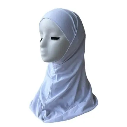 حجاب قطعتين من قماش الليكرا باللون الأبيض، أنيق ومريح، مثالي لثبات مثالي ولمسة راقية. يُباع من قبل Belle et Voilée. صناعة سورية.