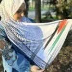 Hijab palestinien : hijab imprimé en crêpe Belle et Voilée by Nisreen, avec des motifs inspirés des couleurs emblématiques du keffieh et du drapeau palestinien. Fluide et élégant, parfait pour un style raffiné. Fabrication syrienne. Dimensions : 65 x 180 cm