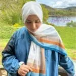 Hijab imprimé en crêpe avec rayures multicolores – Collection Horizon. Fabriqué en Syrie. Vendu par Belle et Voilée.