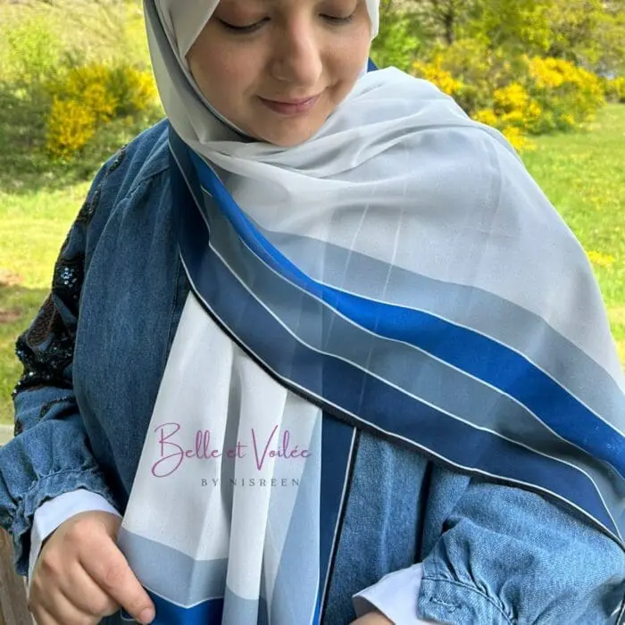 Hijab imprimé en crêpe – Harmonie Bleutée | Collection Horizon – Image 2