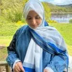 Hijab imprimé en crêpe avec rayures bleues – Collection Horizon. Fabriqué en Syrie. Vendu par Belle et Voilée.