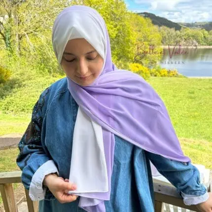 Découvrez ce hijab imprimé en crêpe fluide au dégradé de mauve élégant. Léger, confortable et facile à assortir, pour un style raffiné au quotidien. Hijab ombré fabriqué en Syrie. Vendu par Belle et Voilée