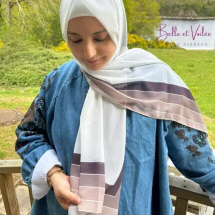 Hijab imprimé en crêpe avec rayures blanches et marron – Collection Horizon. Fabriqué en Syrie. Vendu par Belle et Voilée.