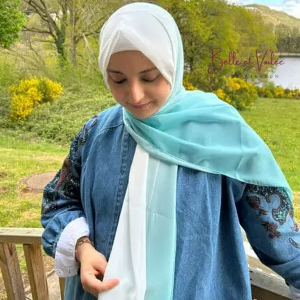 Découvrez ce hijab imprimé en crêpe fluide au dégradé de vert élégant. Léger, confortable et facile à assortir, pour un style raffiné au quotidien. Hijab ombré fabriqué en Syrie. Vendu par Belle et Voilée
