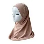 حجاب قطعتين ليكرا روز نود، أنيق ومريح، مثالي لثبات تام ولمسة راقية. يُباع من قبل Belle et Voilée. صناعة سورية.