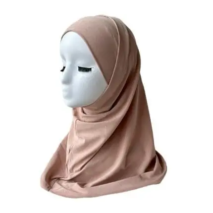 حجاب قطعتين ليكرا روز نود، أنيق ومريح، مثالي لثبات تام ولمسة راقية. يُباع من قبل Belle et Voilée. صناعة سورية.