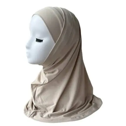 حجاب قطعتين من قماش الليكرا باللون البيج، أنيق ومريح، مثالي لثبات مثالي ولمسة راقية. يُباع من قبل Belle et Voilée. صناعة سورية.