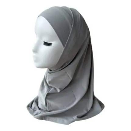 Hijab 2 pièces en lycra gris clair – structure intégrée bonnet + voile, maintien naturel sans épingles.