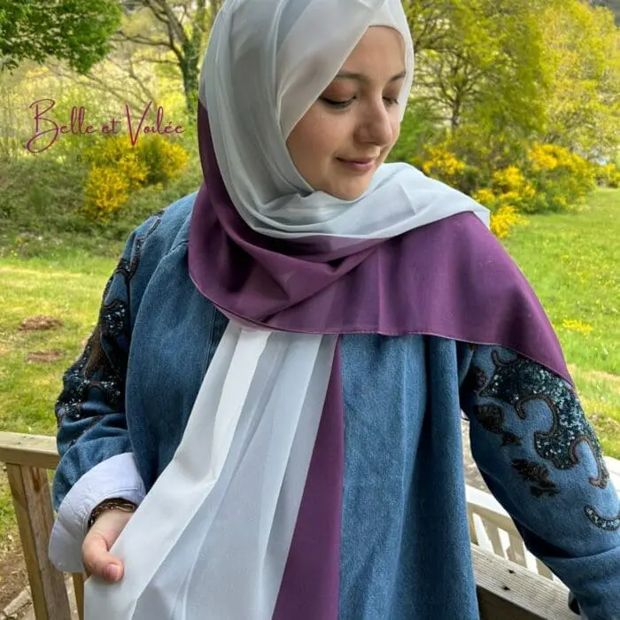 Hijab imprimé en crêpe – Reflets de Neige et de Rose – Image 2