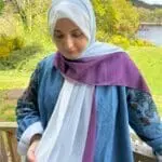 Hijab imprimé en crêpe à rayures blanc, rose foncé et gris clair. fabriqué en Syrie. Vendu par Belle et Voilée.
