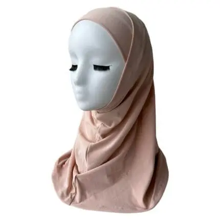 حجاب قطعتين ليكرا بيج وردي، أنيق ومريح، مثالي لثبات تام ولمسة راقية. يُباع من قبل Belle et Voilée. صناعة سورية.