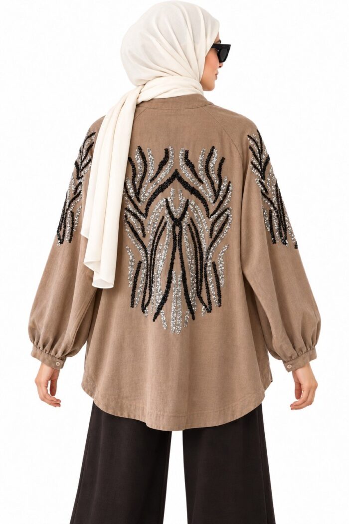 Vue de dos du cardigan long brodé brun-beige avec sequins noirs et argentés