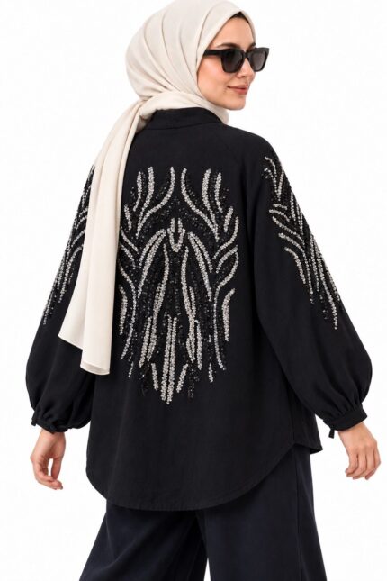 Cardigan long noir avec broderies argentées, vu de dos