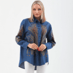 Tunique longue en jean bleu marine brodée, avec motifs scintillants - Élégance et confort pour l'été. De Belle et Voilée.