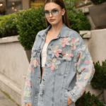 Veste en jean avec fleurs en relief, pour un printemps-été tout en élégance et féminité. De Belle et Voilée.