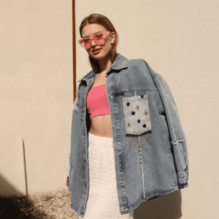 Veste en jean avec motifs étoiles, pour un look original et élégant. de Belle et Voilée.