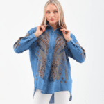 Tunique longue en jean bleu clair brodée, avec motifs scintillants - Élégance et confort pour l'été. De Belle et Voilée.