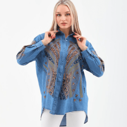 Tunique longue en jean bleu clair brodée, avec motifs scintillants - Élégance et confort pour l'été. De Belle et Voilée.