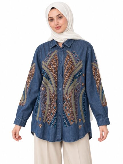 Tunique longue bleu marine brodée en jean léger, portée de face par une femme voilée avec un pantalon beige ample.