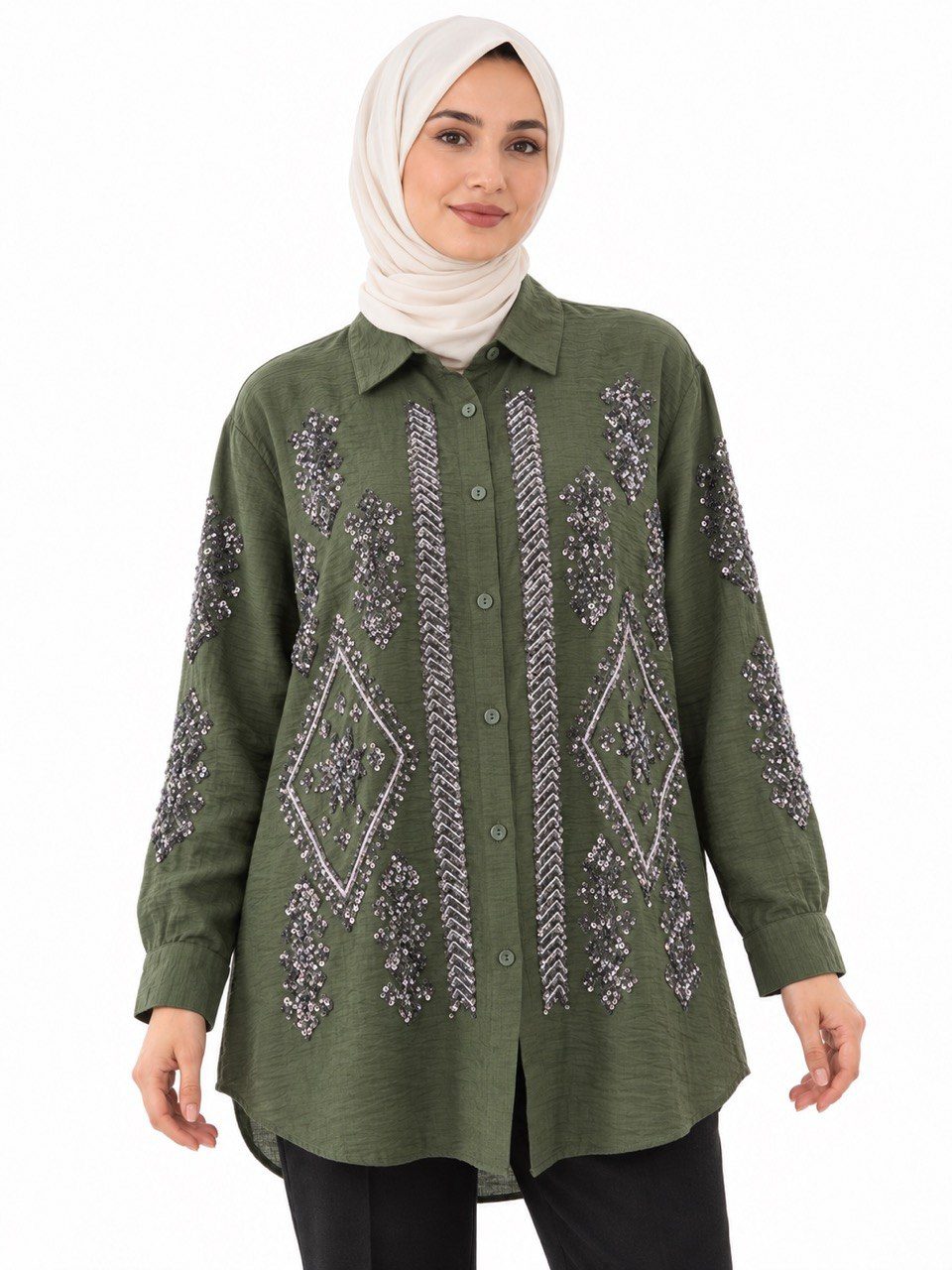 Tunique longue vert kaki brodée – Vue de face Long khaki green embroidered tunic, front view on a hijabi model, with shirt collar, buttons and sparkling motifs.