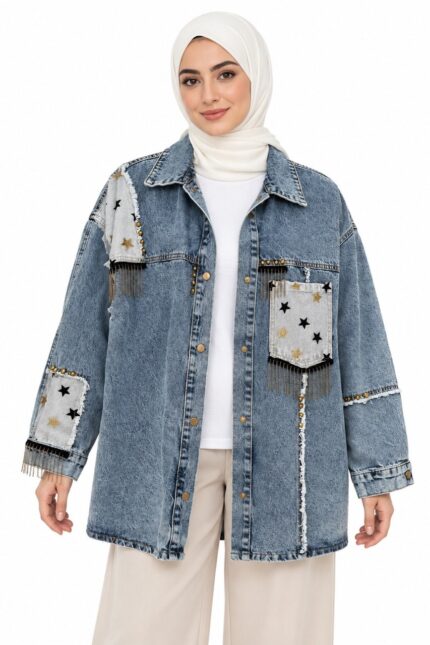 Veste longue en jean bleu délavé à motifs étoiles noirs et dorés, portée de face par une femme voilée avec un pantalon beige ample