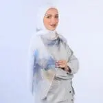Hijab imprimé en crêpe Belle et Voilée by Nisreen, avec des nuances douces de couleurs inspirés du marbre, alliant élégance, finesse et qualité exceptionnelle. Fabrication syrienne. Dimensions : 65 x 180 cm