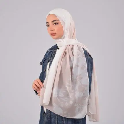 Hijab imprimé en crêpe Belle et Voilée by Nisreen, avec des motifs de fleurs délicates, alliant élégance, finesse et qualité exceptionnelle. Fabrication syrienne. Dimensions : 65 x 180 cm