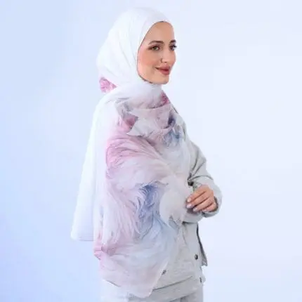 Hijab imprimé en crêpe Belle et Voilée by Nisreen, avec motifs de plumes dessinées, alliant élégance, finesse et qualité exceptionnelle. Fabrication syrienne. Dimensions : 65 x 180 cm