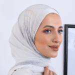 Hijab imprimé en crêpe – Nuage de plumes (Collection Ange) – Image 3