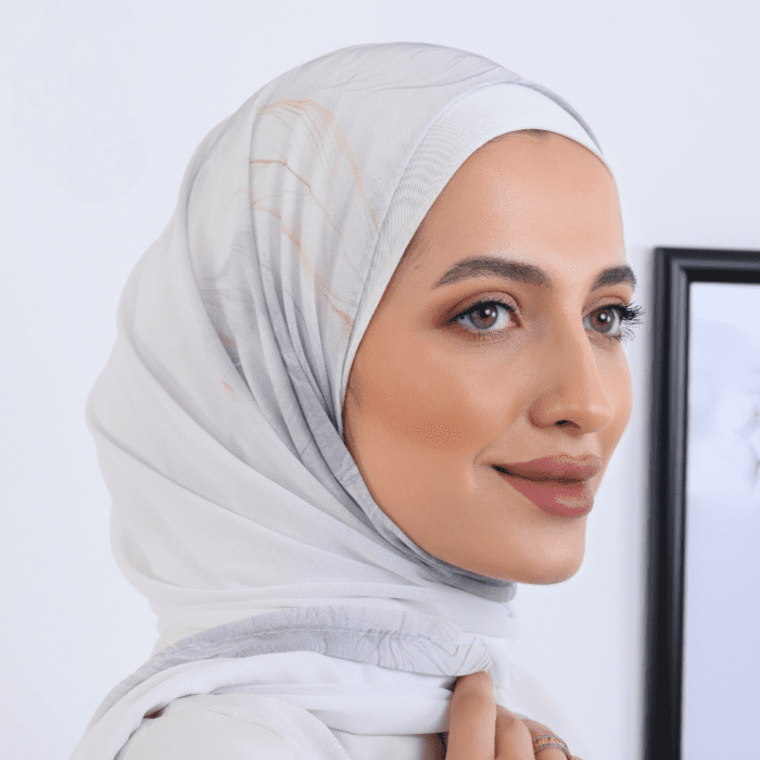 Hijab imprimé en crêpe – Nuage de plumes (Collection Ange) – Image 3
